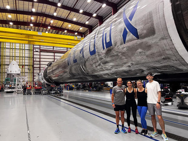 800-crew-hangar-rocket.jpg 