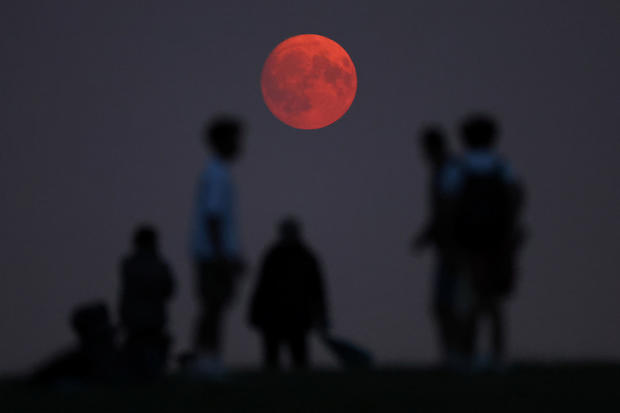 Moon rises day ahead of full super moon in London 