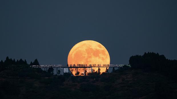 Super Moon Lights Up Skies Across China 